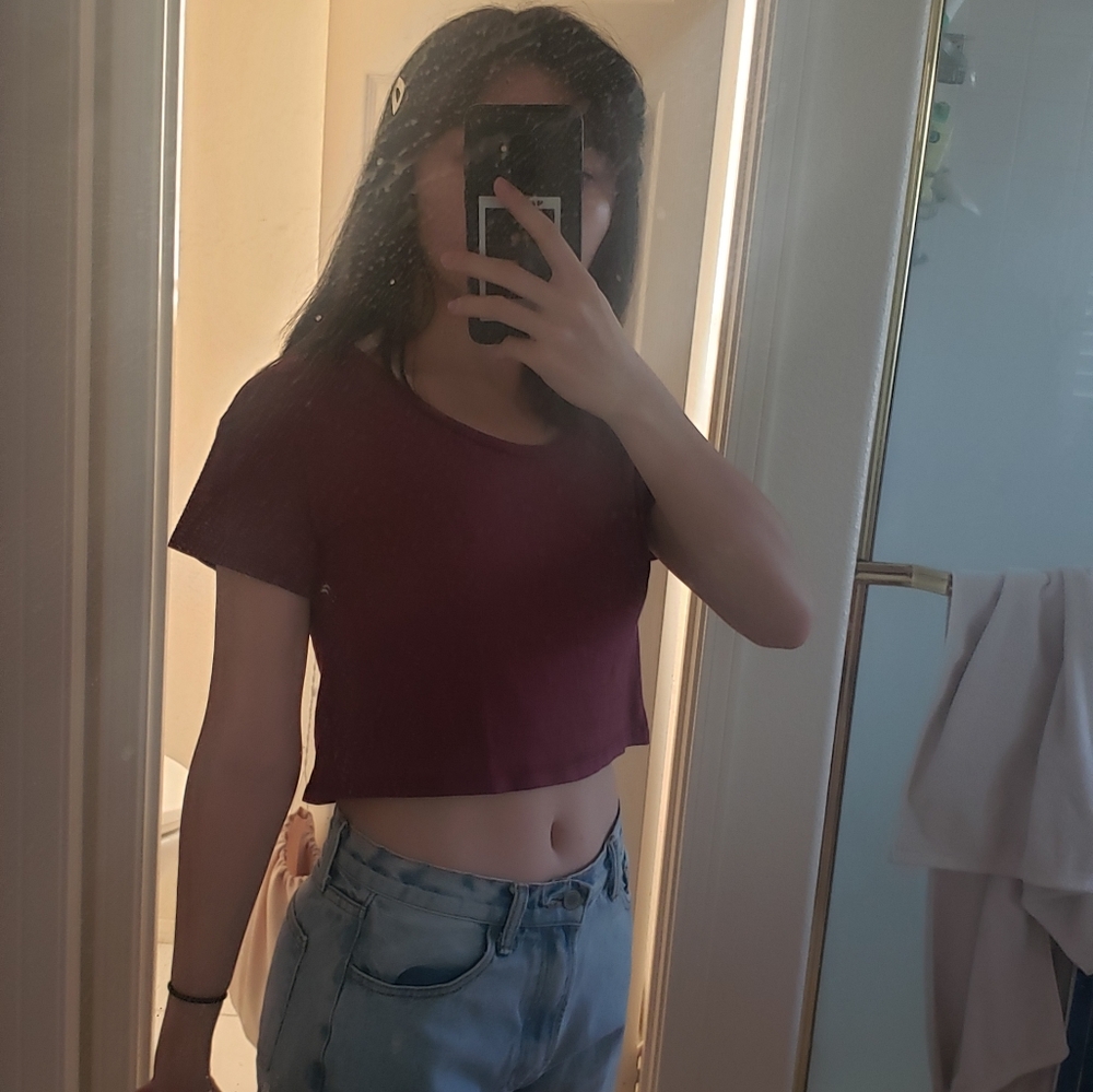 Cropped burgundy shirt
